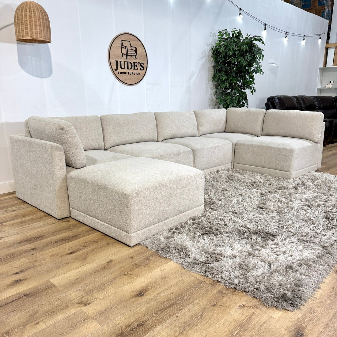 Thomasville Fallon Modular Sectional 6-piece Cream with Ottoman